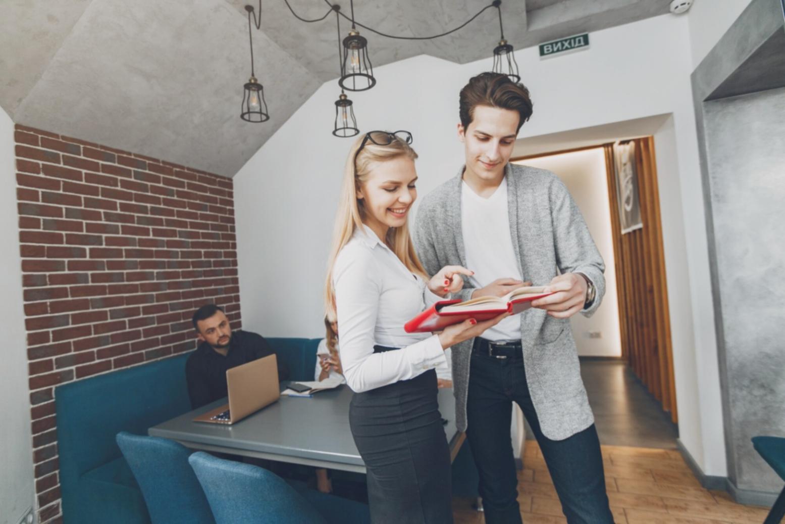 Sesi pembelajaran pemodelan finansial dengan instruktur profesional