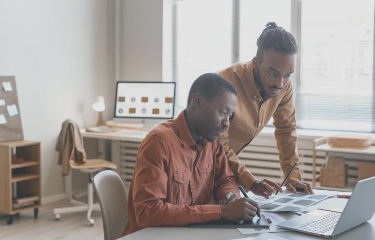 Mahasiswa internasional sedang merencanakan keuangan pendidikan