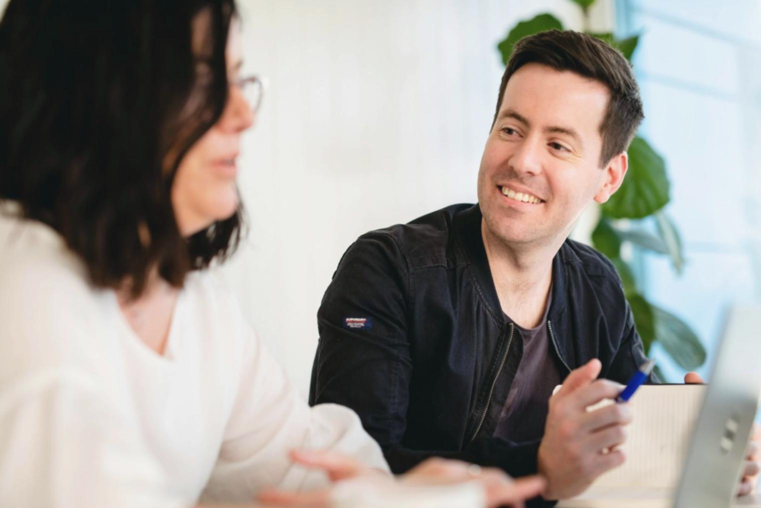 Analis bekerja dengan model keuangan pada layar komputer