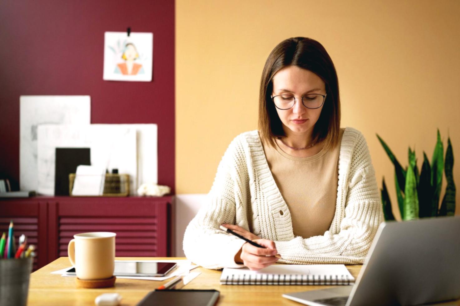 Suasana pembelajaran interaktif dengan fokus pada analisis finansial